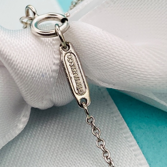 SOLD🔥Tiffany & Co. Necklace Metro Heart Diamond necklace 750 white Gold w/box - Picture 6 of 10